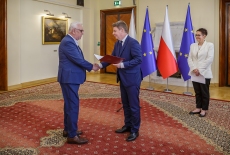 Minister Jan Grabiec wręcza akt powołania do Rady KSAP prof. Jerzemu Stępniowi