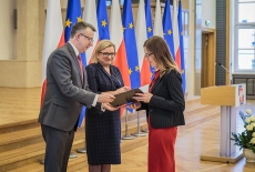 Szef Kancelarii Prezesa Rady Ministrów Beata Kempa oraz Szef Służby Cywilnej Dobrosław Dowiat-Urbański wręczają nowym urzędnikom służby cywilnej akty mianowania