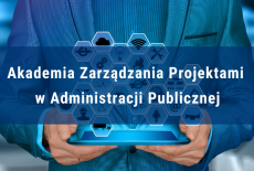 mężczyzna trzymający tablet, nad którym widoczne są sześciokąty z ikonkami. Na tym tle napis Akademia Zarządzania Projektami w Administracji Publicznej