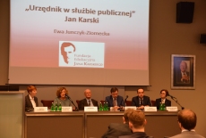 przy stole prezydialnym siedzą prelegenci konferencji