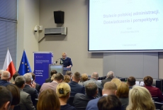 Uczestnicy konferencji w auli KSAP. Przy mównicy Dyrektor Generalna Kancelarii Prezydenta RP