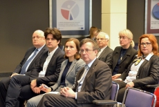 Uczestnicy konferencji siedzą w auli KSAP.