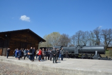 Słuchacze przed Muzeum Tradycji Niepodległościowych – Oddział Stacja Radegast