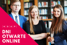 czterech młodych uśmiechniętych ludzi, w tle półki z książkami. W rogu zdjęcia czerwony trójkąt z białym napisem dni otwarte online oraz KSAP