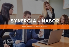 pięć osób siedzi na kanapach, patrzą w laptop stojący przed nimi na stole, dyskutują. Na te zdjęcia napis: SYNERGIA - NABÓR, www.synergia.ksap.gov.pl