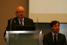 Dyrektor KSAP Jan Pastwa Przemawia przy mównicy, po prawej stornie siedzi Pan Marcin Sakowicz