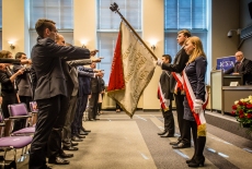 Sztandar KSAP stoi przed gośćmi przybyłymi na aulę KSAP.