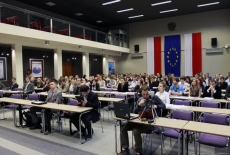 Widok na Aule i siedzących gości