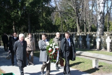 Reprezentacja słuchaczy wraz z Dyrektorem KSAP niesie wieniec