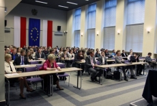 Widok na Aule i siedzących gości