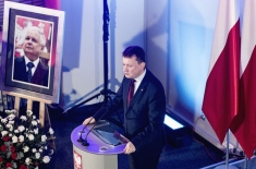 Minister spraw wewnętrznych i administracji Mariusz Błaszczak przemawia w auli KSAP.