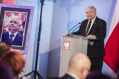 Jarosław Kaczyński przemawia przy mównicy.