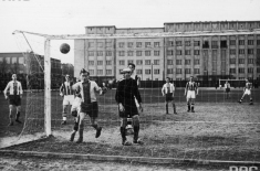 Mecz piłki nożnej Warszawianka - Gedania na stadionie przy ulicy Wawelskiej 5 w Warszawie. W tle po lewej stronie budynek KSAP.