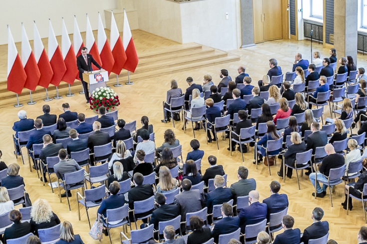 Uczestnicy konferencji w Sali Kolumnowej w KPRM