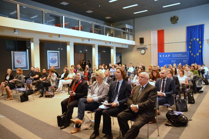 Uczestnicy spotkania siedzą na auli KSAP.