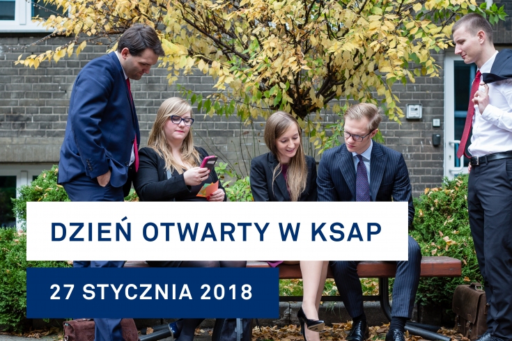 Słuchacze KSAP siedzą na łace na dziedzińcu KSAP. Czytają książkę, patrzą na telefon. W tle drzewo i ściana budynku.