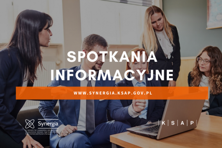 pięć osób siedzi na kanapach, patrzą w laptop stojący przed nimi na stole, dyskutują. Na te zdjęcia napis: spotkania informacyjne, www.synergia.ksap.gov.pl