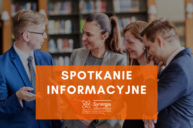 cztery osoby rozmawiają w bibliotece, na ich tle napis: spotkanie informacyjne i logo projektu