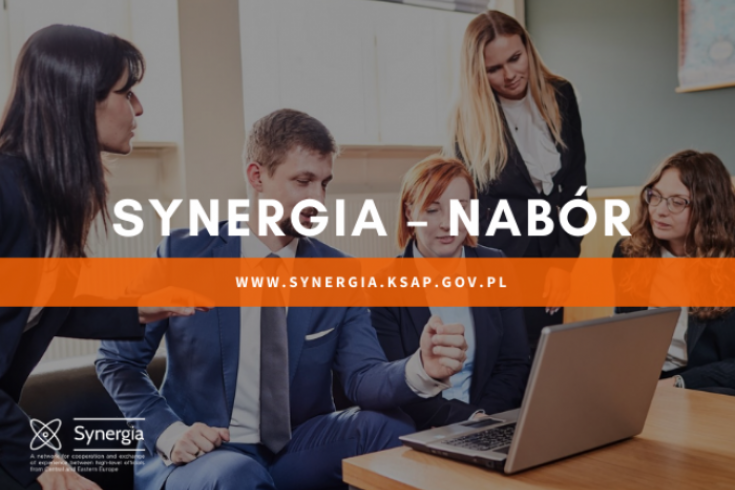 pięć osób siedzi na kanapach, patrzą w laptop stojący przed nimi na stole, dyskutują. Na te zdjęcia napis: SYNERGIA - NABÓR, www.synergia.ksap.gov.pl