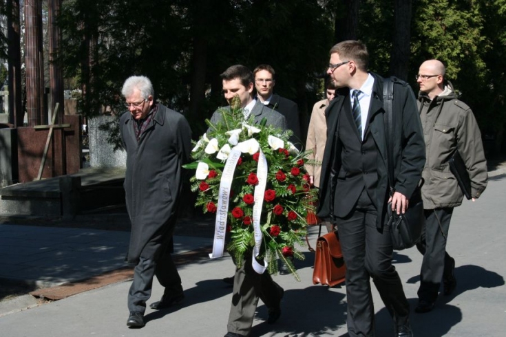 Reprezentacja słuchaczy wraz z Dyrektorem KSAP niesie wieniec