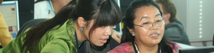 Dwie azjatyckie kobiety podczas szkolenia