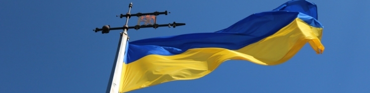 ukraińska flaga powiewa na wietrze