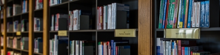 Półki z książkami w bibliotece KSAP
